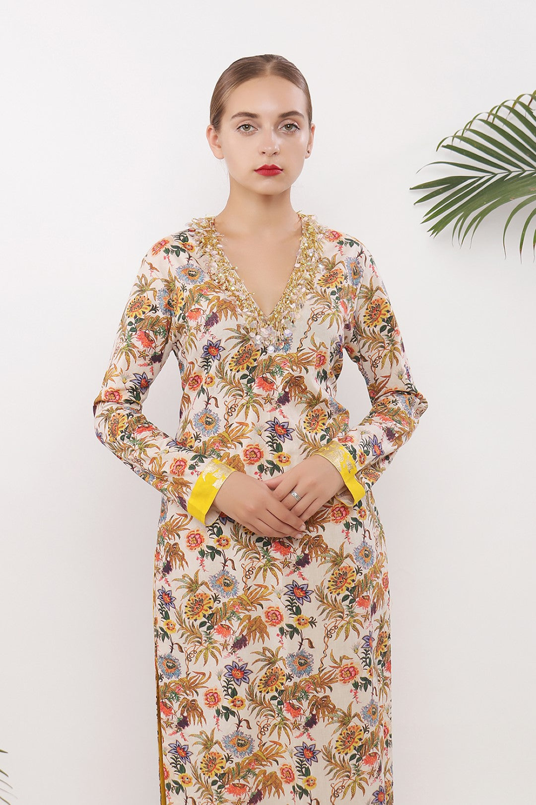 EMBROIDERED V NECKLINE STRAIGHT KURTA WITH SIDE PANELLED PANT