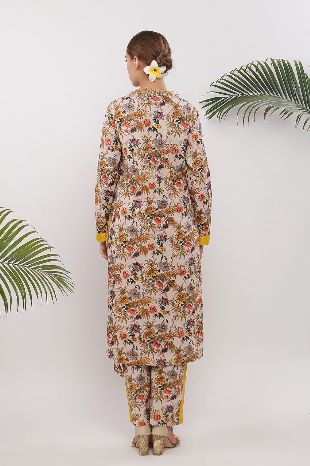 EMBROIDERED V NECKLINE STRAIGHT KURTA WITH SIDE PANELLED PANT