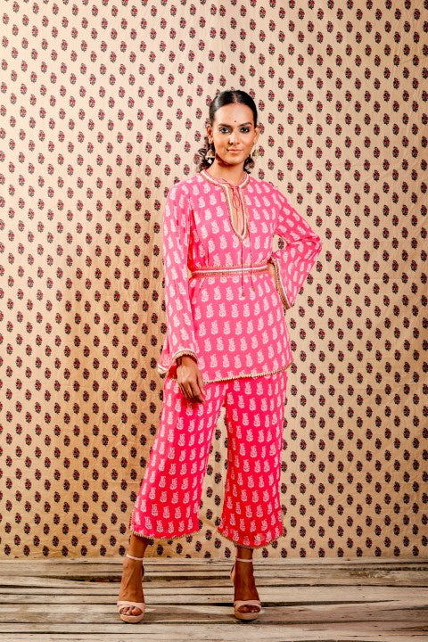 MITHAI PINK GEORGETTE KURTA PAIRED WITH STRAIGHT PANTS AND BELT.