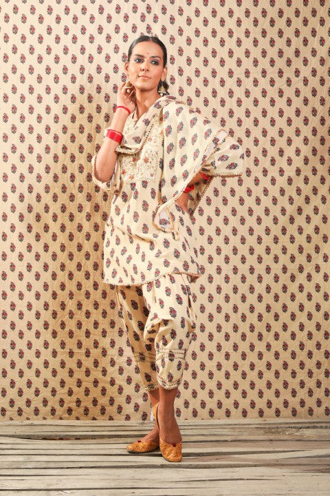BEIGE KURTA PAIRED WITH SALWAR PANTS AND SCARF.