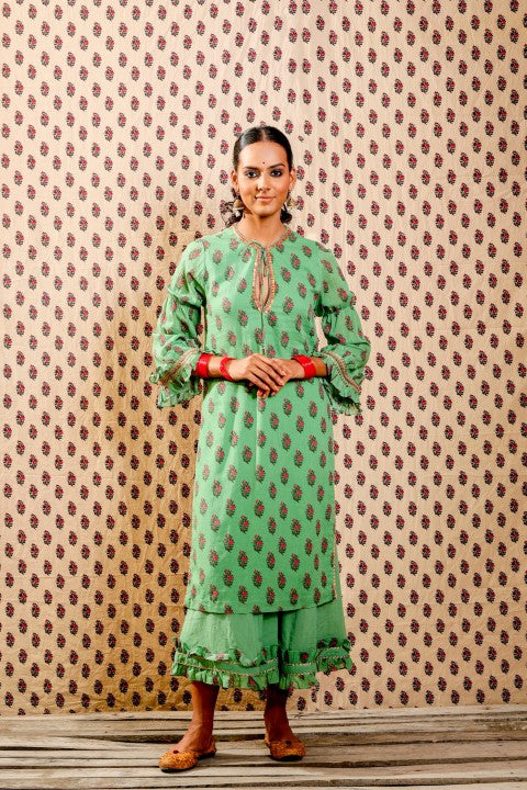 GREEN SOFT COTTON KURTA PAIRED WITH WIDTH LENGTH PANTS.