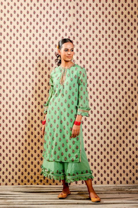GREEN SOFT COTTON KURTA PAIRED WITH WIDTH LENGTH PANTS.