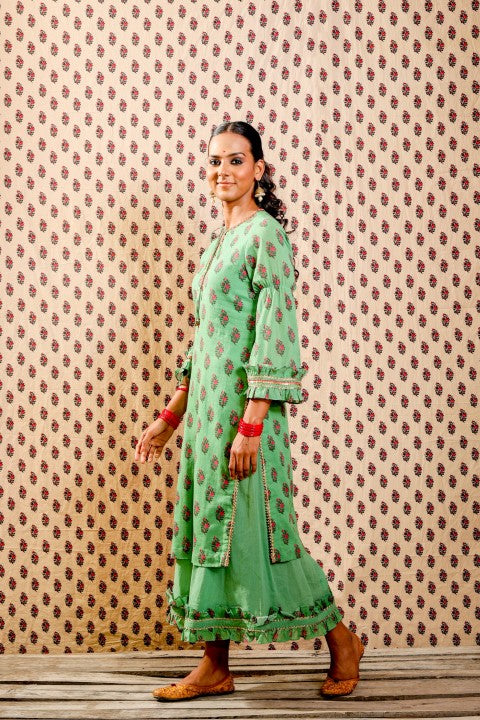 GREEN SOFT COTTON KURTA PAIRED WITH WIDTH LENGTH PANTS.