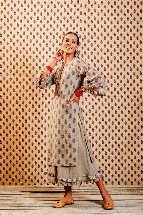 GREY SOFT COTTON KURTA PAIRED WITH WIDTH LENGTH PANTS.