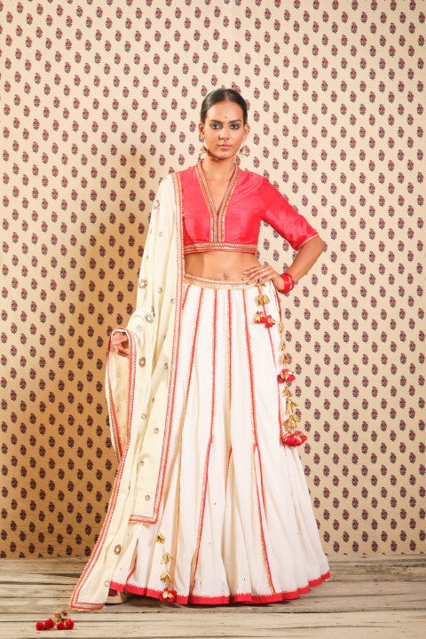 SINDOORI RED RAW SILK BLOUSE PAIRED PAIRED WITH HAND CRUSHED COTTON LEHENGA AND IVORY HANDWOVEN JAMDANI DUPATTA.
