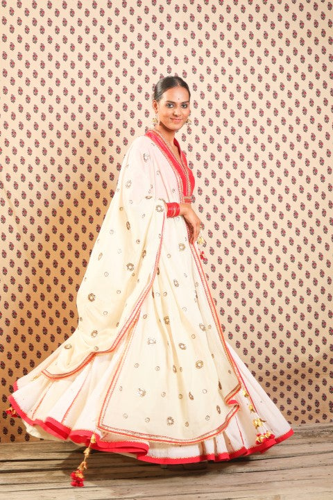 SINDOORI RED RAW SILK BLOUSE PAIRED PAIRED WITH HAND CRUSHED COTTON LEHENGA AND IVORY HANDWOVEN JAMDANI DUPATTA.