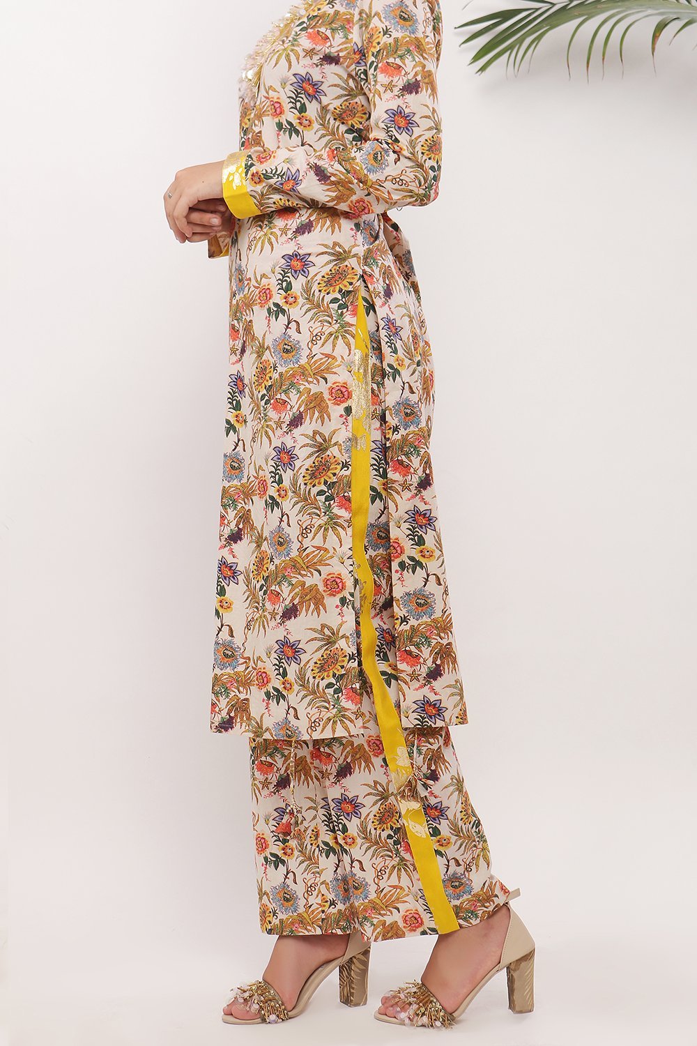 Embroidered v neckline straight kurta with side panelled pant