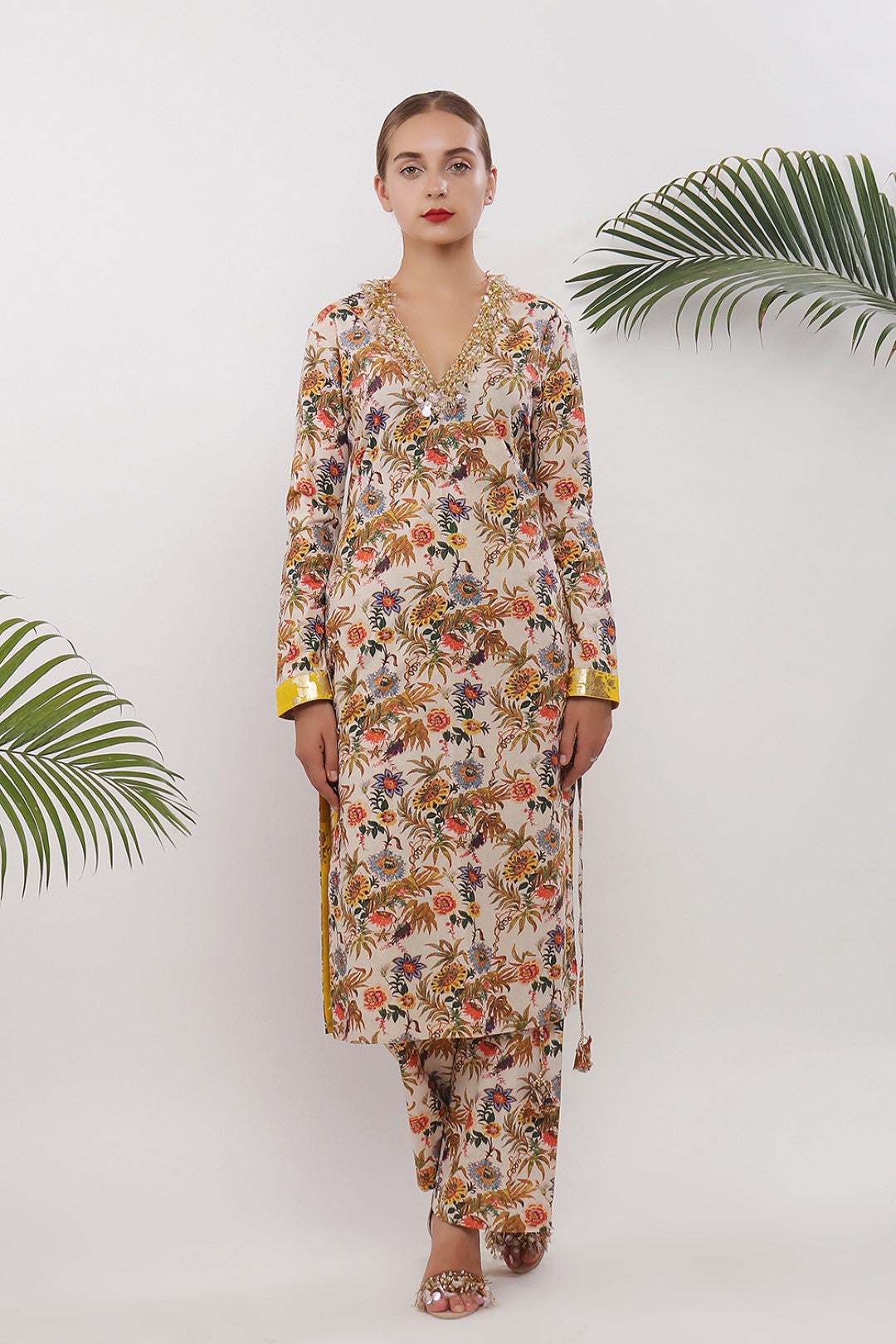 EMBROIDERED V NECKLINE STRAIGHT KURTA WITH SIDE PANELLED PANT