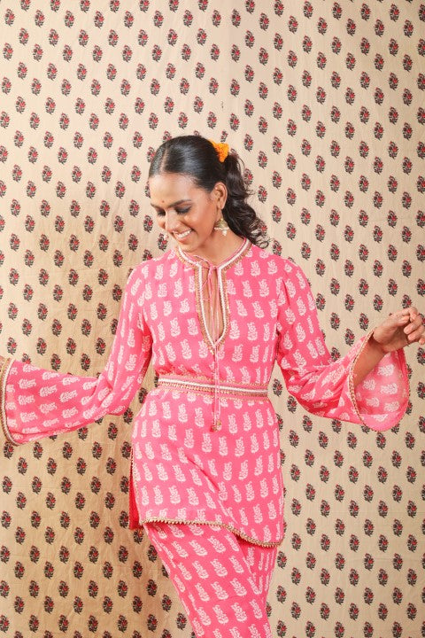 MITHAI PINK GEORGETTE KURTA PAIRED WITH STRAIGHT PANTS AND BELT.
