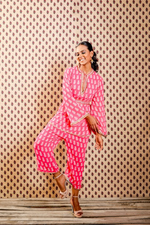 MITHAI PINK GEORGETTE KURTA PAIRED WITH STRAIGHT PANTS AND BELT.