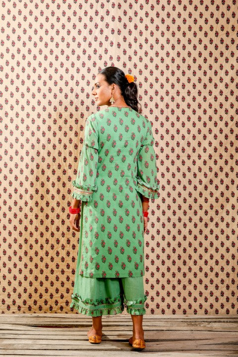 GREEN SOFT COTTON KURTA PAIRED WITH WIDTH LENGTH PANTS.