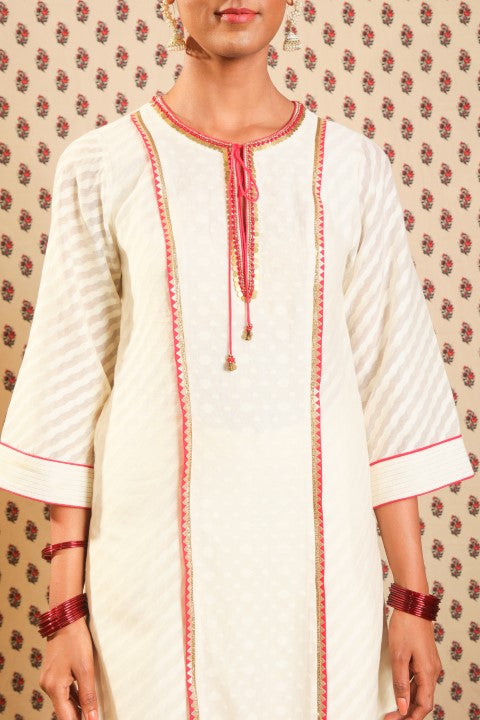 IVORY HANDWOVEN CHANDERI STRAIGHT KURTA PAIRED WITH MATCHING PANTS AND SINDOORI RED KOTA DORIA DUPATTA.