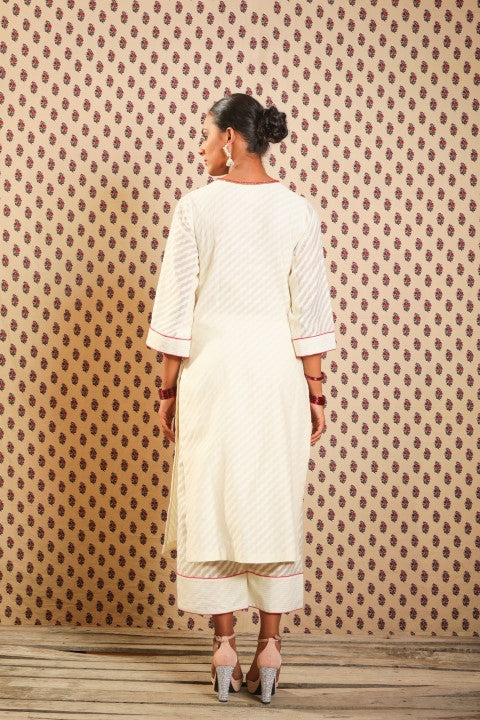 IVORY HANDWOVEN CHANDERI STRAIGHT KURTA PAIRED WITH MATCHING PANTS AND SINDOORI RED KOTA DORIA DUPATTA.