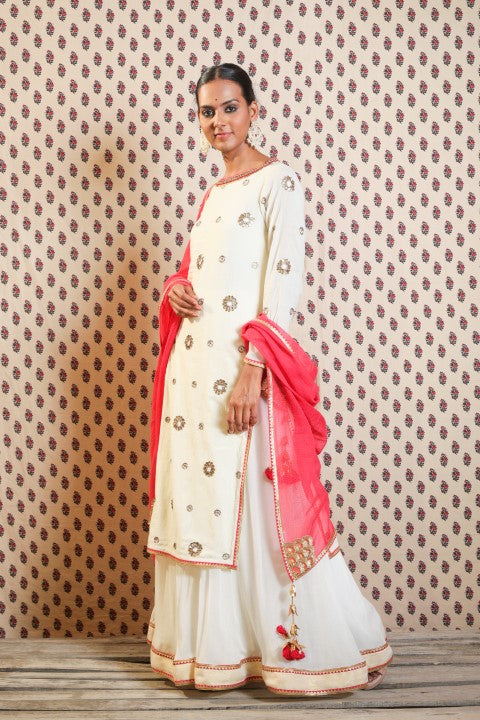 IVORY JAMDANI  KURTA WITH PAIRED WITH SOFT GAUZE COTTON SKIRT AND DUPATTA.