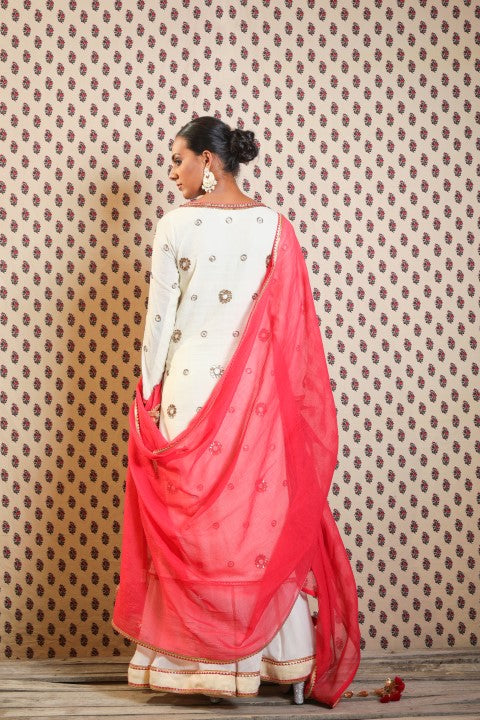 IVORY JAMDANI  KURTA WITH PAIRED WITH SOFT GAUZE COTTON SKIRT AND DUPATTA.